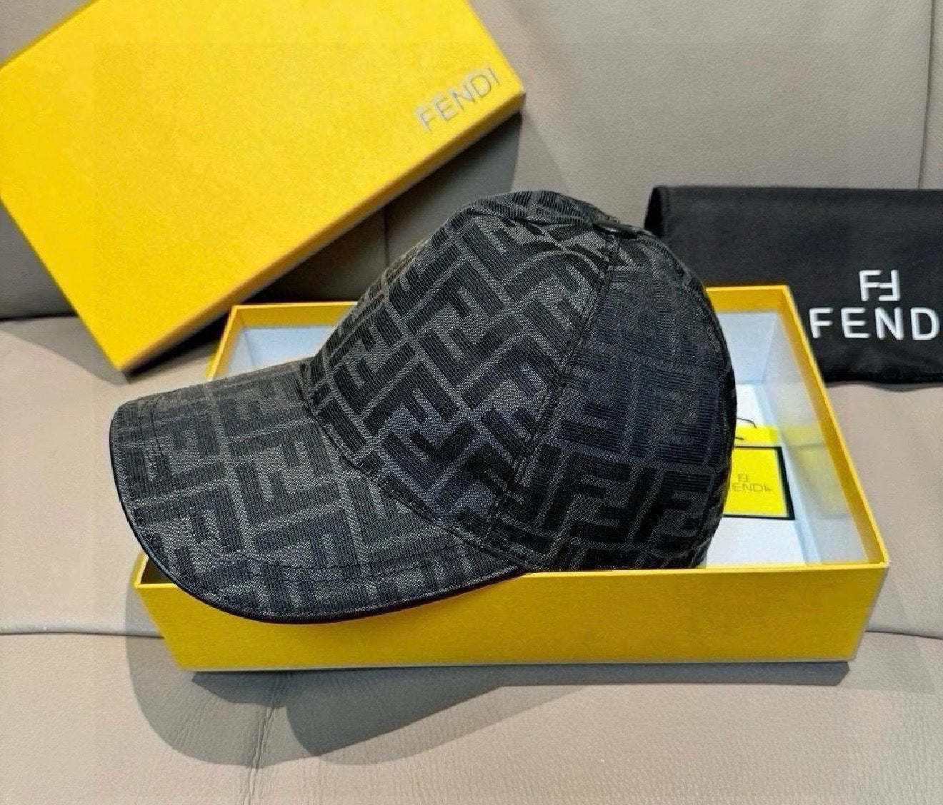 Casquette fendi